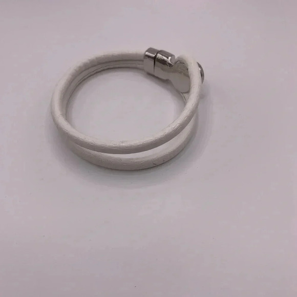 White leather button bracelet - Picture 3 of 4